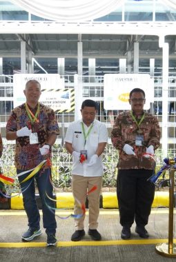 BUPATI RESMIKAN PEMBANGKIT LISTRIK TENAGA SURYA ATAP, DUKUNG PENGURANGAN EMISI RUMAH KACA