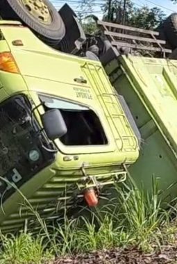 Tronton Penuh Batu Bara Terguling di Sukabumi Akibat rem blong 
