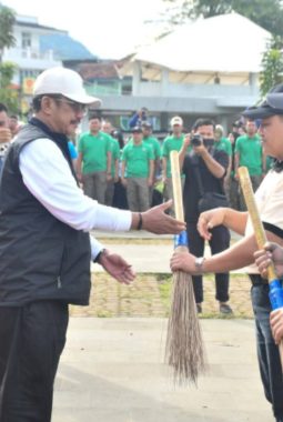 BUPATI PIMPIN AKSI BERSIH PANTAI, KOMITMEN PEMKAB JAGA KENYAMANAN FASILITAS UMUM